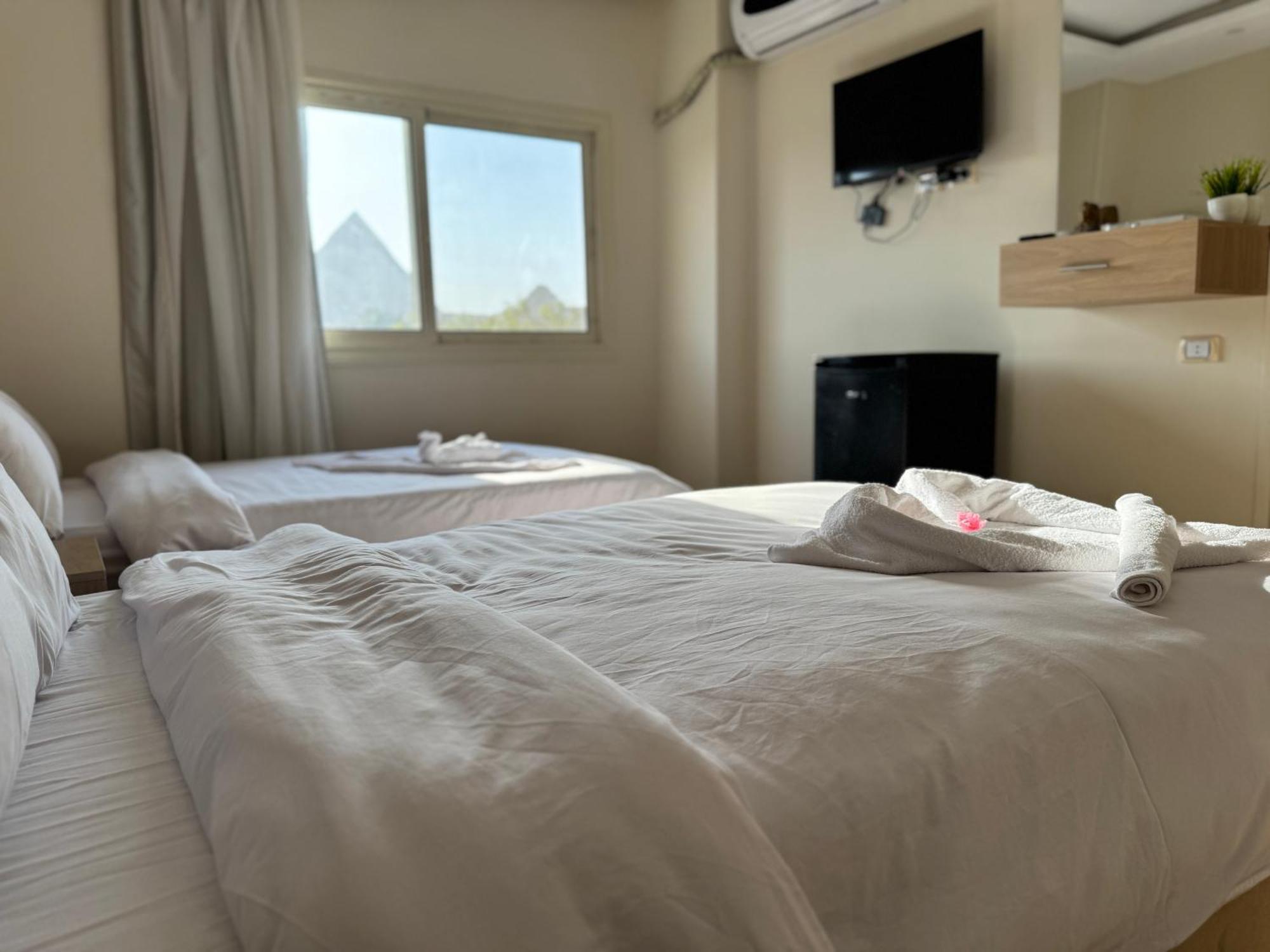 Pyramids Era View Hotel Kafrat al Jabal Exterior photo